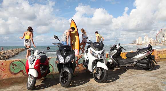 קטנועים בטיילת חוף הים
